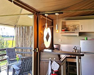 Keuken van Vakantiehuisje in Genderen, West Brabant, met moderne faciliteiten en uitzicht op terras.