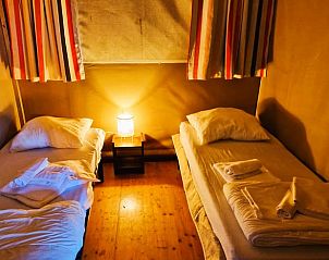 Sfeervolle slaapkamer in Vakantiehuisje in Genderen, Noord Brabant, met twee eenpersoonsbedden.