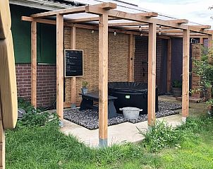 Priv terras met zitgelegenheid bij Vakantiehuisje in Genderen, West Brabant, voor ontspanning.