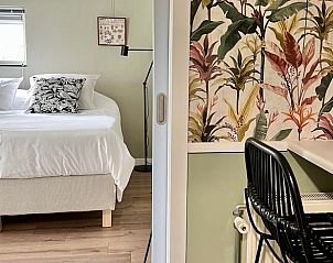 Stijlvolle slaapkamer in Vakantiehuisje in Strijbeek, ontspannen verblijf in Noord Brabant.