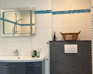 Ruime badkamer met spiegel in Vakantiehuisje in Strijbeek, West Brabant, Noord Brabant.