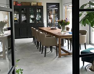 Gezellige eetkamer in Vakantiehuisje in Strijbeek, ideaal voor groepen in Noord Brabant.