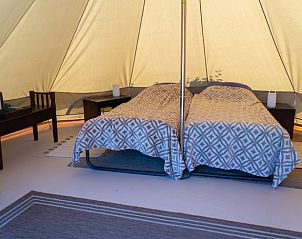 Comfortabele binnenruimte van glamping lodge in Vakantiehuis in Terheijden, West Brabant, met gezellige bedden.