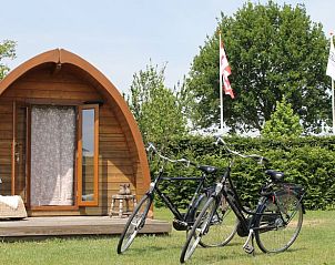 Vakantiehuis in Terheijden, Noord Brabant, met houten veranda en fietsen, omringd door groene natuur in West Brabant.