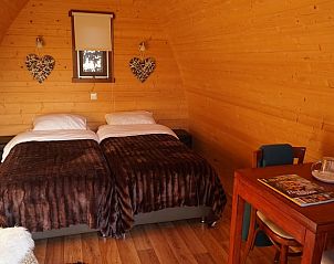 Gezellige slaapkamer in Vakantiehuis in Terheijden, West Brabant. Houten interieur en comfortabele bedden voor een ontspannen verblijf.