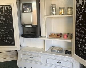 Gezellige koffiehoek in Vakantiehuis in Terheijden, West Brabant, met koffieautomaat en lekkernijen voor een ontspannen verblijf.