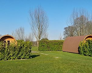 Huisje in Wagenberg, vakantiehuis in West Brabant met houten lodges en groene omgeving.