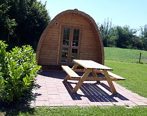 Picknicktafel voor houten lodge bij Huisje in Wagenberg, geniet van de rust in West Brabant.