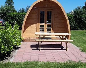 Houten vakantiehuisje met terras in Wagenberg, perfect voor een ontspannen verblijf in Noord Brabant.