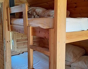 Stapelbed in houten interieur van Huisje in Wagenberg, knusse accommodatie in West Brabant.