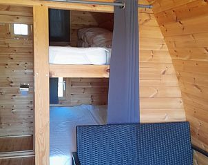 Comfortabele slaapruimte met stapelbed in Huisje in Wagenberg, Noord Brabant.