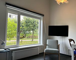 Lichte woonkamer in Vakantiehuis in Herpt, met uitzicht op de tuin in West Brabant, Noord Brabant.