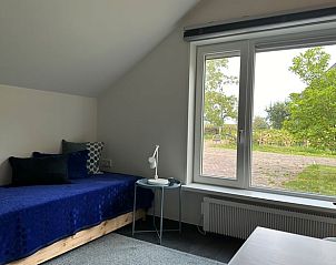 Gezellige zithoek met uitzicht in Vakantiehuis in Herpt, ideaal voor ontspanning in West Brabant.