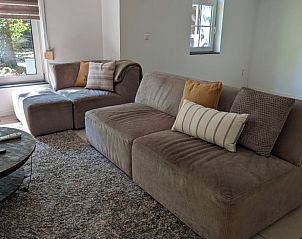 Stijlvolle woonkamer in Vakantiehuis in Heerle, ideaal voor ontspanning.