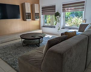 Moderne binnenruimte van Vakantiehuis in Heerle met comfortabele zithoek.