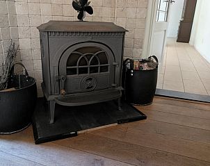 Authentieke houtkachel in Vakantiehuis in Heerle voor een warme sfeer.