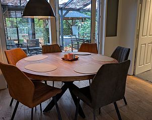 Gezellige eetruimte in Vakantiehuis in Heerle met uitzicht op de tuin.