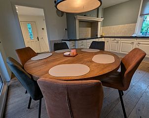 Vakantiehuis in Heerle met stijlvolle eetkamer en toegang tot terras.