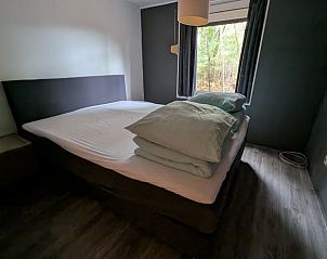 Comfortabele slaapkamer in Vakantiehuis in Heerle met uitzicht op de natuur.