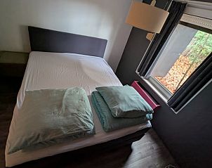 Vakantiehuis in Heerle met moderne slaapkamer en natuurlijke lichtinval.