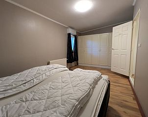 Ruime slaapkamer in Vakantiehuis in Heerle, ideaal voor een ontspannen verblijf.