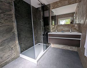 Moderne badkamer in Vakantiehuis in Heerle met ruime douche.