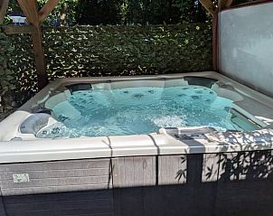 Bubbelbad in de tuin van Vakantiehuis in Heerle, perfect voor ontspanning.