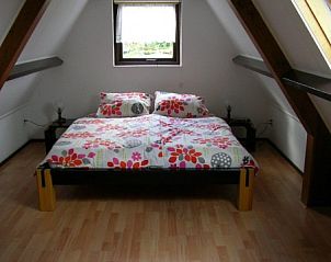 Ruime slaapkamer met tweepersoonsbed in De Vlinder vakantiehuis, Schoorl