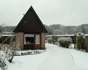 De Vlinder vakantiehuis in Schoorl in de winter, bedekt met sneeuw