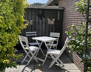 Intiem terras met witte meubels bij De Vlinder vakantiehuis in Schoorl