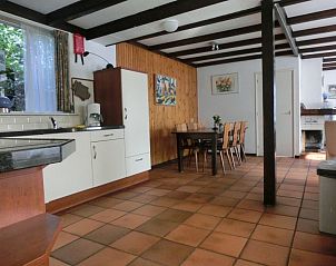 Eetkamer en keuken in vakantiehuis Maria, Schoorl, Noord-Holland