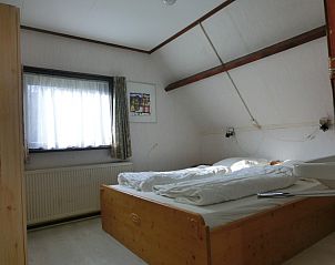 Slaapkamer met tweepersoonsbed in vakantiehuis Maria, Schoorl