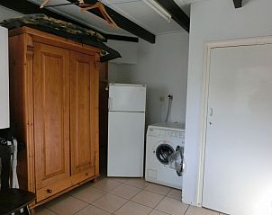 Wasruimte met wasmachine in vakantiehuis Maria, Schoorl, Noord-Holland