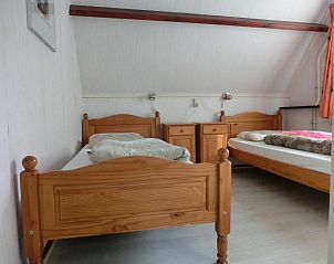 Slaapkamer met twee eenpersoonsbedden in vakantiehuis Maria, Noordzeekust