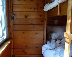 Knusse slaapkamer met stapelbed in Huisje no. 10, chalet in Schoorl, ideaal voor een familie aan de Noordzeekust.