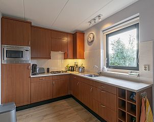 Open keuken en eetkamer in Duynopgangh 46 Julianadorp aan Zee, vakantiehuis.