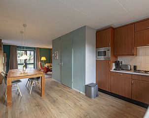 Ruime hal met trap in Duynopgangh 46 Julianadorp aan Zee, vakantiehuis Noord-Holland.