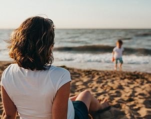 Stel wandelt langs de kust bij Julianadorp aan Zee, nabij Duynopgangh 46 vakantiehuis.