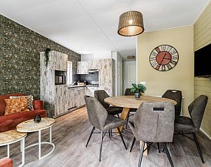 Gezellige binnenruimte van Strandhuisje 6 personen in Julianadorp, Noordzeekust, met moderne keuken en comfortabele zithoek.