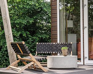 Gezellig terras van Strandhuisje 6 personen, vakantiehuis in Julianadorp, Noordzeekust, Noord-Holland, met moderne zitplek en groene omgeving.