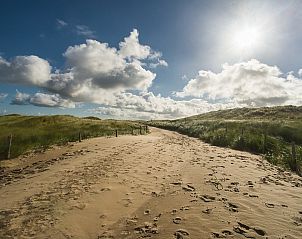 Zandpad door de duinen nabij Duynopgangh 16 Julianadorp aan Zee, vakantiehuis in Julianadorp, Noord-Holland.