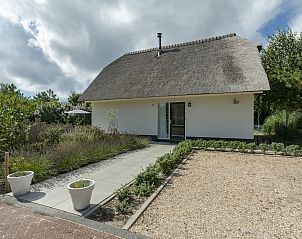 Vooraanzicht van Duynopgangh 16 Julianadorp aan Zee, vakantiehuis met tuin in Julianadorp, Noordzeekust, Noord-Holland.