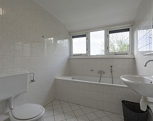 Badkamer met ligbad in Duynopgangh 16 Julianadorp aan Zee, vakantiehuis in Julianadorp, Noordzeekust, Noord-Holland.