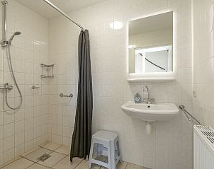 Moderne douche in Duynopgangh 16 Julianadorp aan Zee, vakantiehuis in Julianadorp, Noordzeekust, Noord-Holland.