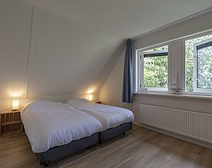 Ruime slaapkamer met uitzicht in Duynopgangh 16 Julianadorp aan Zee, vakantiehuis in Julianadorp, Noord-Holland.