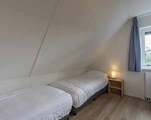 Slaapkamer met twee eenpersoonsbedden in Duynopgangh 16 Julianadorp aan Zee, vakantiehuis in Noord-Holland.