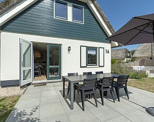 Terras met eettafel bij Duynopgangh 16 Julianadorp aan Zee, vakantiehuis in Julianadorp, Noordzeekust, Noord-Holland.