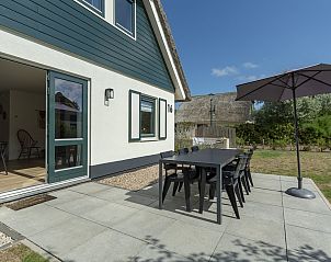 Terras met parasol bij Duynopgangh 16 Julianadorp aan Zee, vakantiehuis in Julianadorp, Noord-Holland.