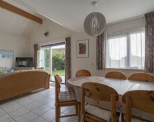 Eethoek met veel licht in vakantiehuis Ooghduyne 148 Julianadorp aan zee.