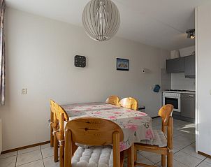 Eettafel en keuken in Ooghduyne 148 Julianadorp aan zee, vakantiehuis aan de kust.